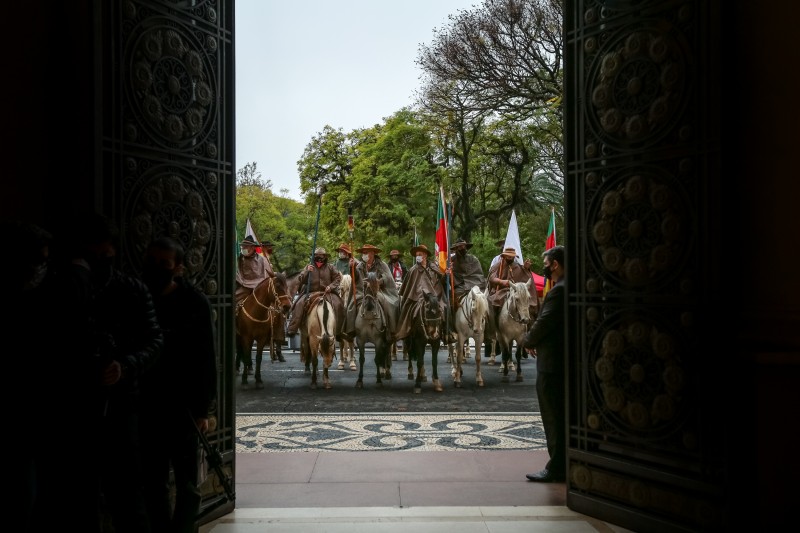 Sentinelas da tradição, cavalarianos trouxeram centelha para o acendimento no Palácio Piratini