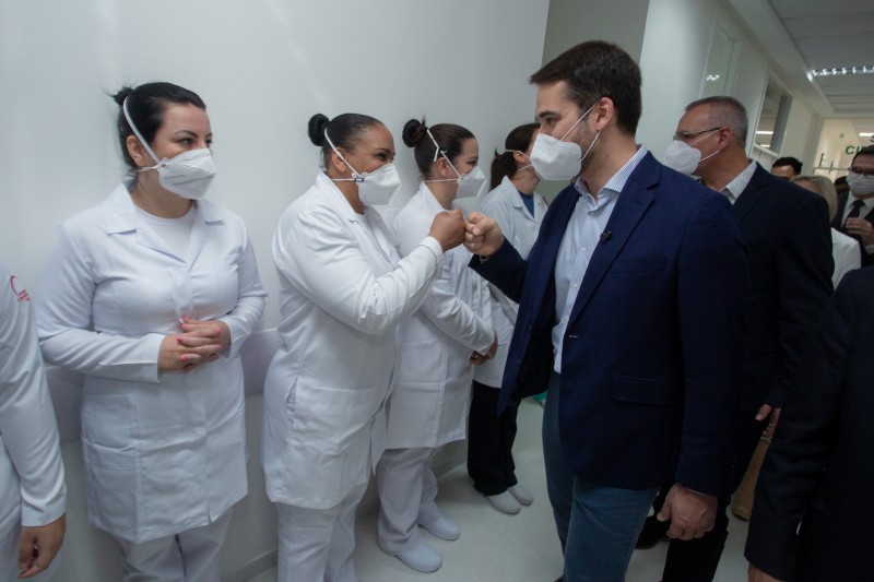 Governador cumprimenta equipes do hospital gerido pela Fundação Universitária de Cardiologia (FUC) e que atende pacientes do SUS