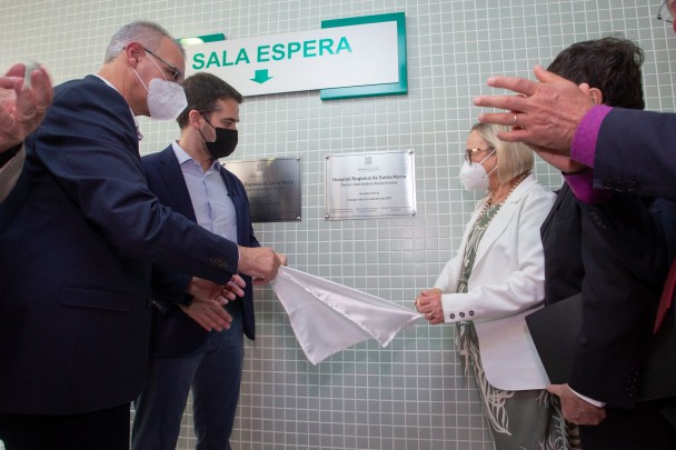 Governador Eduardo Leite e secretária da Saúde, Arita Bergmann, descerram placa de inauguração do bloco cirúrgico 