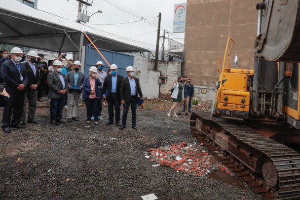 Ao fim do evento, retroescavadeira foi acionada, simbolizando o início da obras de ampliação