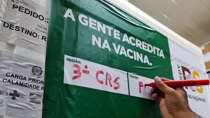 PORTO ALEGRE, RS, BRASIL, 9.12.2021. Secretaria da Saúde distribui para municípios vacinas Janssen e Pfizer recebidas do Ministério da Saúde. Embarque dos lotes foi realizado na Ceadi, na capital, na manhã desta cquinra-feira (9/12). Foto: Itamar Aguiar/ Palácio Piratini