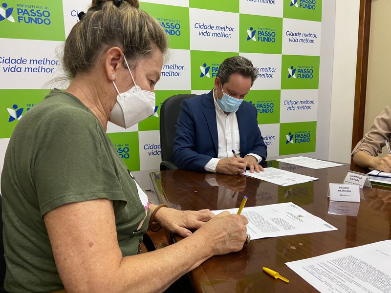Convênio com Passo Fundo foi assinado pela secretária Regina Becker e pelo prefeito Pedro Almeida