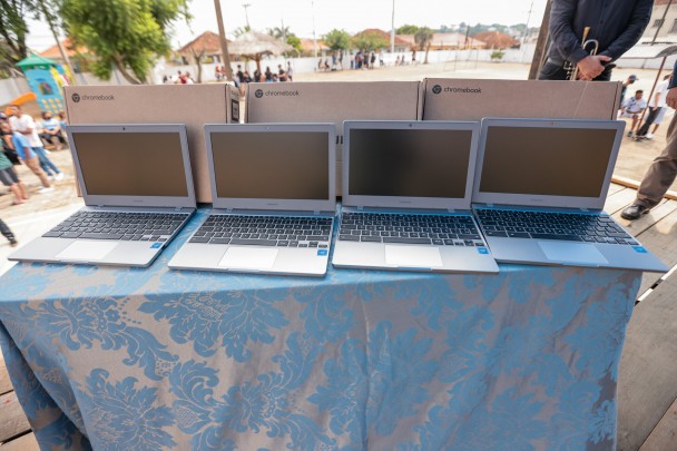 Governo do RS comprou 90 mil aparelhos, investimento de R$ 165 milhões, para beneficiar 2.376 escolas estaduais