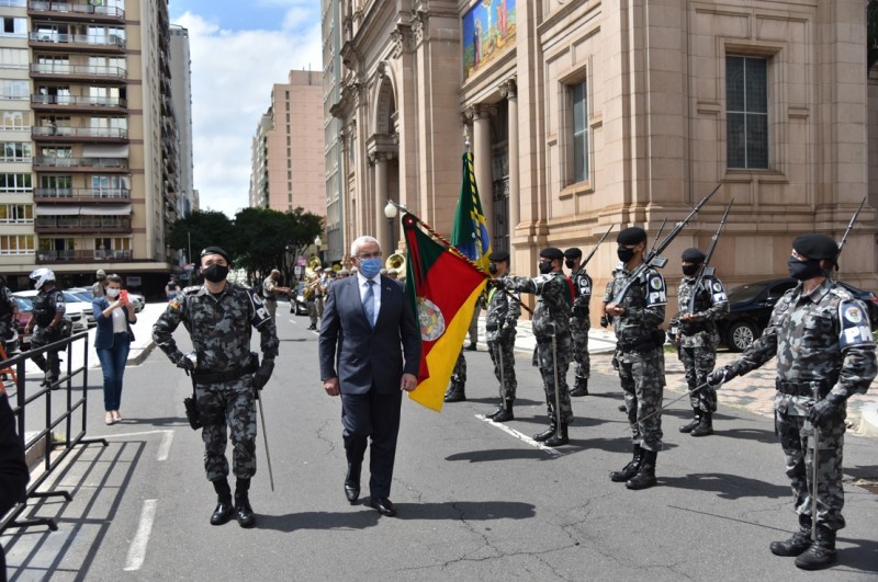 Por ser a primeira visita oficial ao Estado, diplomata foi recebido com honrarias militares à frente do Palácio Piratini