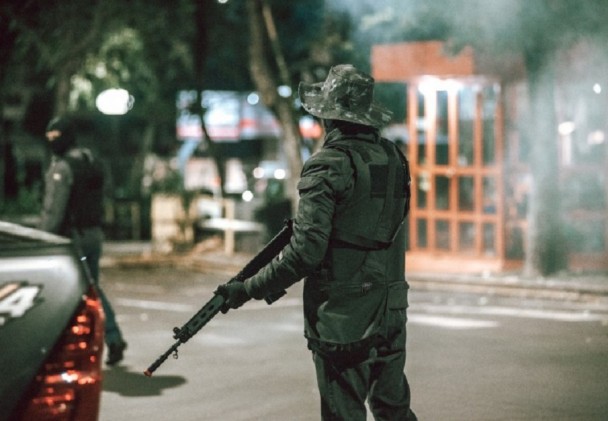 Munições de festim e rojões foram utilizados para simular explosões