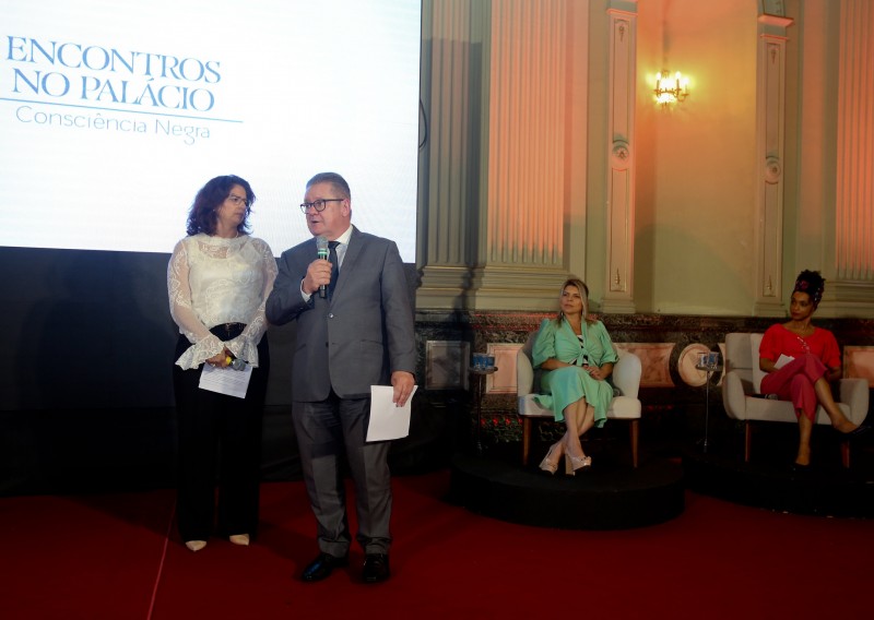 Governador Ranolfo e primeira-dama Sônia durante o evento para servidores no Piratini -Foto: Nabor Goulart / Secom