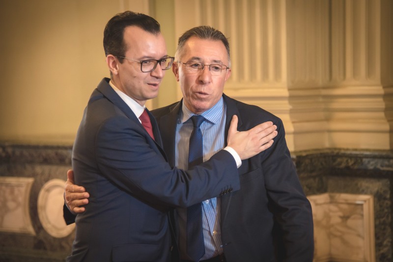 Presidente da Federasul, Anderson Cardoso, com o governador em exercício, Valdeci Oliveira, na entrega de doações no Piratini -Foto: Rodrigo Ziebell / Palácio Piratini