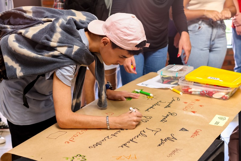 Os planos dos alunos para o novo ano foram registrados em cartazes durante dinâmica proposta pela direção -Foto: Gustavo Mansur/Secom