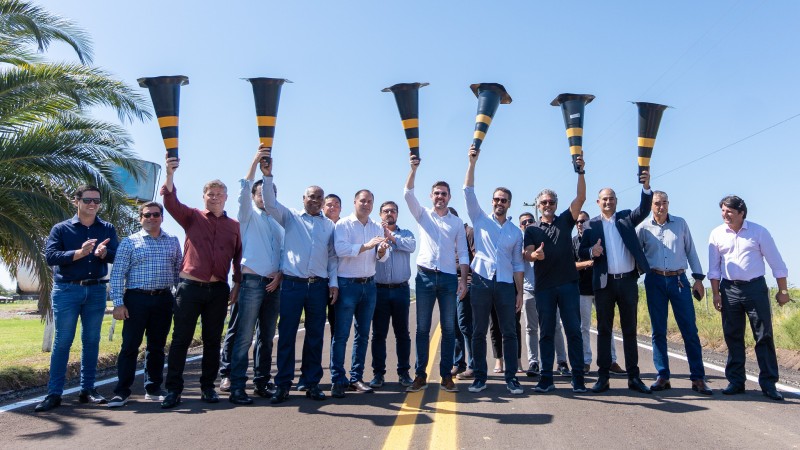 Governador e integrantes da comitiva em visita a Alegrete erguem cones para simbolizar inaugura&ccedil;&atilde;o de trecho de pavimenta&ccedil;&atilde;o da RS-566, entre Alegrete e Ma&ccedil;ambar&aacute;.