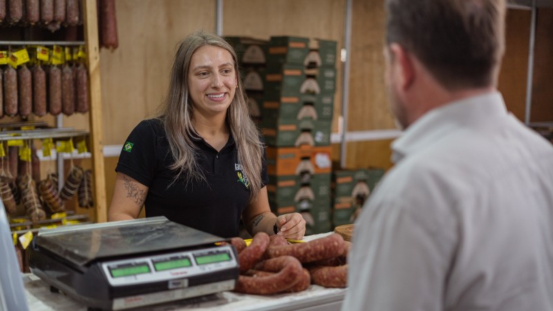 Mulheres conduzem 107 agroindústrias presentes na feira. Eduarda Bini, de Não-ME-Toque, lidera a Embutidos Bini