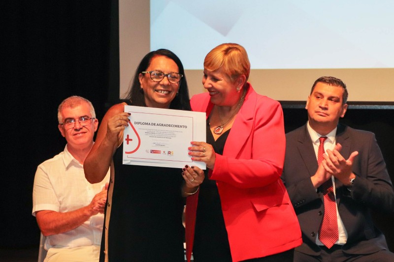 Servidora Marilu Peck recebeu um certificado em agradecimento aos mais de 30 anos de serviços prestados -Foto: Ascom SES