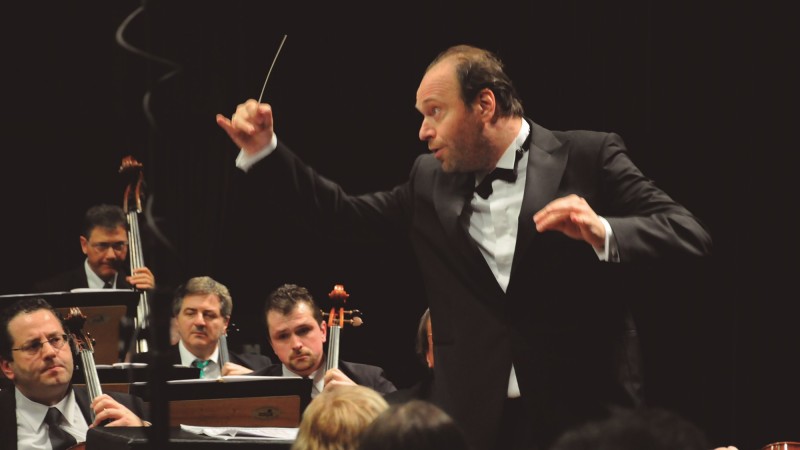 Após nove anos, François Benda retorna a Porto Alegre para reger a Ospa em concerto que homenageia Édouard Lalo
