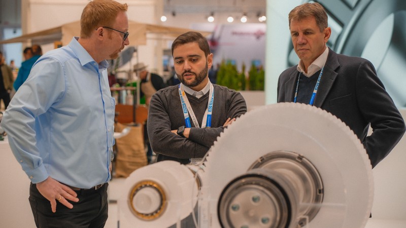 Gabriel (C) e Polo (D) visitaram os pavilh&otilde;es dedicados &agrave; divulga&ccedil;&atilde;o de tend&ecirc;ncias em sustentabilidade, inova&ccedil;&atilde;o e tecnologia industrial