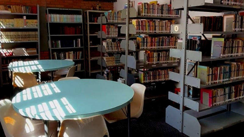 A Biblioteca Romano Reif, no bairro Passo d'Areia, em Porto Alegre, é uma das instituições vinculadas à Sedac