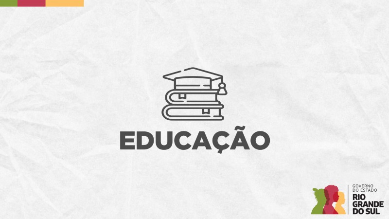 Card em fundo cinza, no qual está escrita a palavra Educação ao centro, logo abaixo de um ícone composto por um chapéu de formando sobre dois livros. No canto inferior direito está a logomarca utilizada pela gestão 2023-2026 do governo do Rio Grande do Sul.