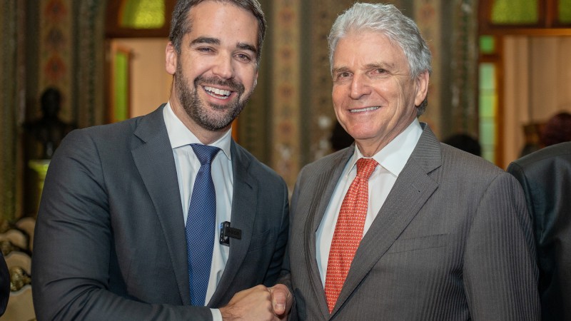 Leite cumprimenta Gilberto Schwartsmann, escolhido como novo presidente da Fundação Orquestra Sinfônica de Porto Alegre.