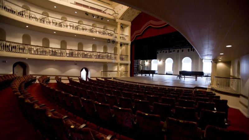 Interior do Theatro São Pedro, com vista por trás das cadeiras, na diagonal direita