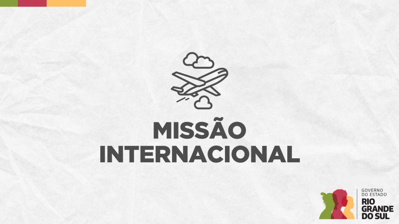 Card em fundo cinza, no qual está escrito Missão Internacional ao centro, logo abaixo de um ícone de um avião entre nuvens. No canto inferior direito está a logomarca utilizada pela gestão 2023-2026 do governo do Rio Grande do Sul.