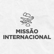 Card em fundo cinza, no qual está escrito Missão Internacional ao centro, logo abaixo de um ícone de um avião entre nuvens. No canto inferior direito está a logomarca utilizada pela gestão 2023-2026 do governo do Rio Grande do Sul.