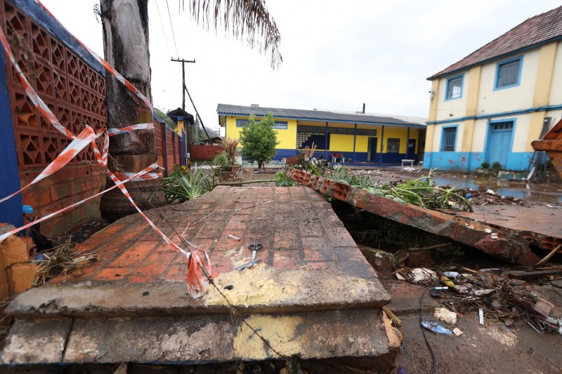 A enxurrada destruiu o muro e atingiu a altura de 1,87 metro -Foto: Luís André Pinto/Secom