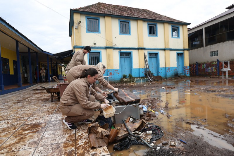 Policiais militares ajudam na limpeza dos estragos provocados pela chuva intensa -Foto: Luís André Pinto/Secom