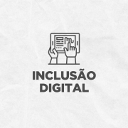 Card em fundo cinza, no qual está escrito Inclusão Digital ao centro, logo abaixo de um ícone que representa uma mão digitando em um tablet. No canto inferior direito do Card está a logomarca utilizada pela gestão 2023-2026 do governo do Rio Grande do Sul.