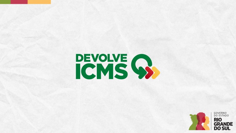 Card em fundo cinza com a logomarca colorida do programa Devolve ICMS ao centro. No canto inferior direito do Card está a logomarca utilizada pela gestão 2023-2026 do governo do Rio Grande do Sul.