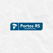 Card em fundo cinza com a logomarca colorida da Portos RS ao centro. No canto inferior direito do Card está a logomarca utilizada pela gestão 2023-2026 do governo do Rio Grande do Sul.