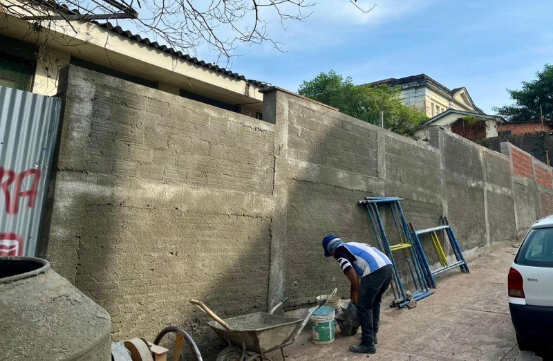 Reconstrução do muro do IE Olavo Bilac, em Santa Maria, foi concluída na semana passada -Foto: Ascom SOP