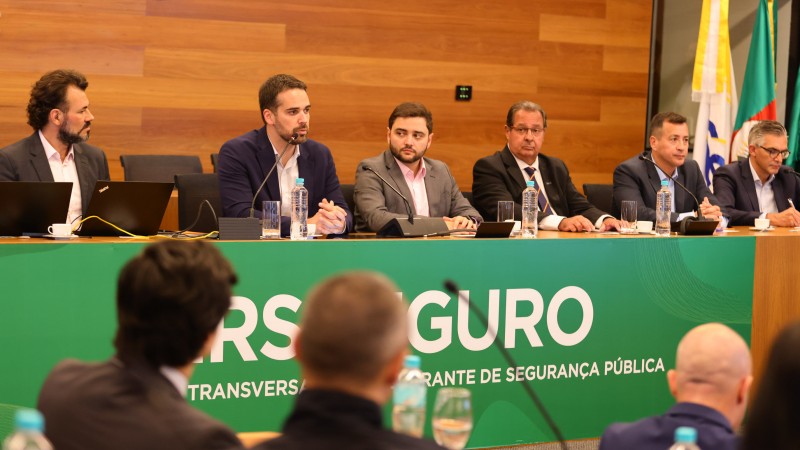 PORTO ALEGRE, RS, BRASIL, 12/01/2023.  Governador Eduardo Leite durante reuni&atilde;o  de balan&ccedil;o de indicadores criminais e quatro anos de implanta&ccedil;&atilde;o do RS Seguro. Fotos: Itamar Aguiar/Pal&aacute;cio Piratini