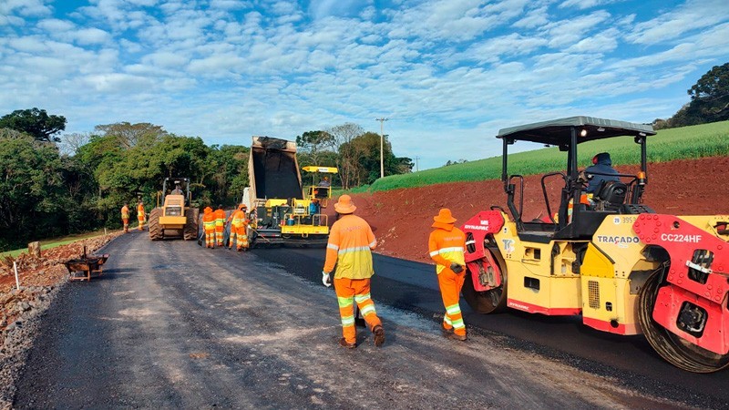 Imagem de homens e máquinas trabalhando nas obras de pavimentação da ERS-477.