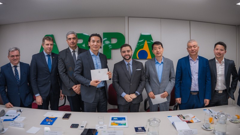 Vice-governador, comitiva ga&uacute;cha e representantes chineses posam para a foto, em ambiente fechado