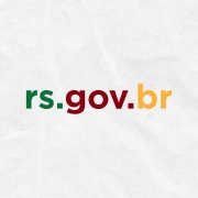 Card em fundo cinza com a logomarca colorida do rs.gov.br ao centro. No canto inferior direito do Card está a logomarca utilizada pela gestão 2023-2026 do governo do Rio Grande do Sul.