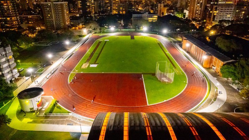 Imagem da pista de atletismo do Cete iluminada feita à noite por um drone.