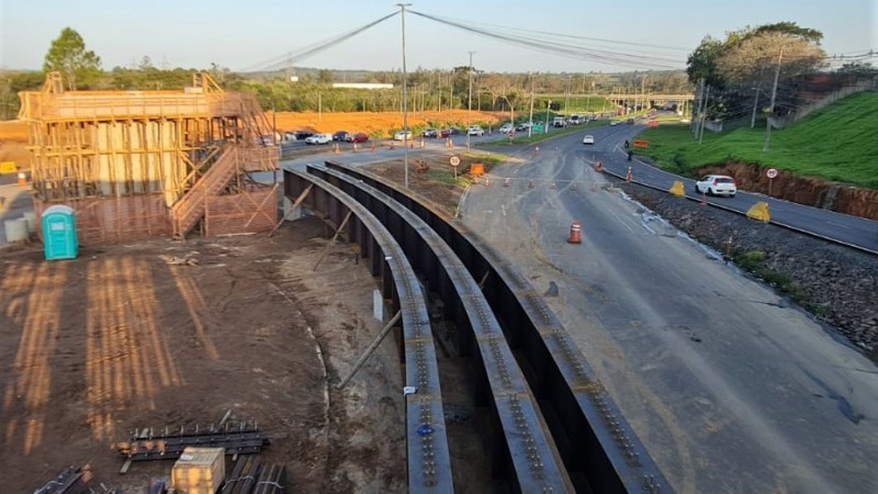 Imagem da obra do viaduto dando destaque para as três vigas citadas no texto.