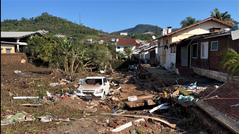 Imagem da destruição causada pela chuva em Roca Sales. Há um carro bem centro da imagem, rodeado por lama e destroços deixados pela enxurrada.