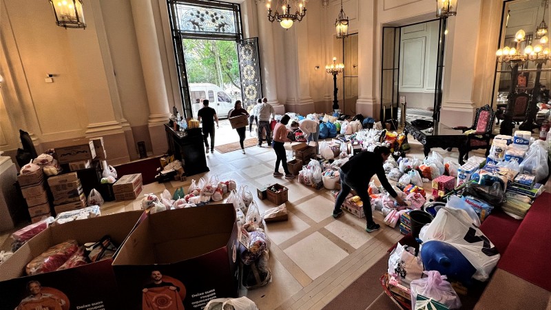 Imagem da entrada do Palácio Piratini repleta de doações para as pessoas vítimas da chuva.