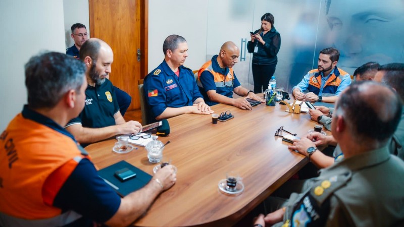 Foto tirada na diagonal de uma reunião em volta de uma mesa. O vice-governador pode ser visto mais à direita no alto sentado à cabeceira da mesa