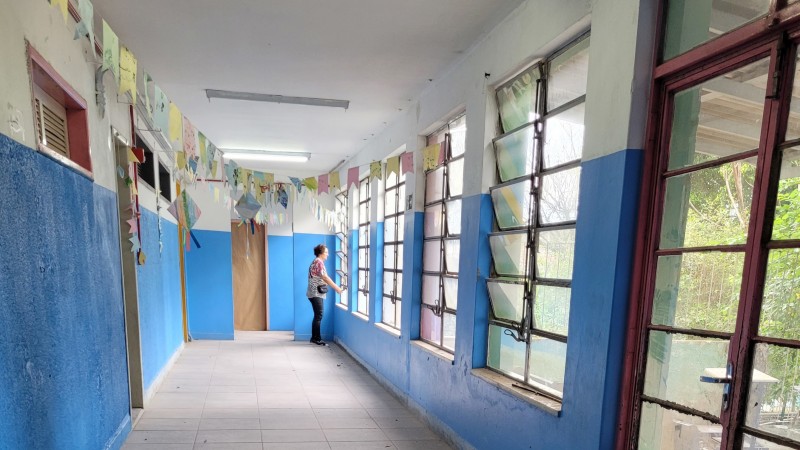 Imagem de uma dos corredores do Anexo 1 do Instituto Estadual de Educação Olavo Bilac