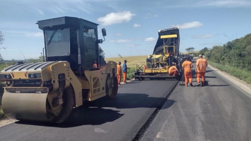 Homens e máquinas trabalhando nas obras da RSC 471.