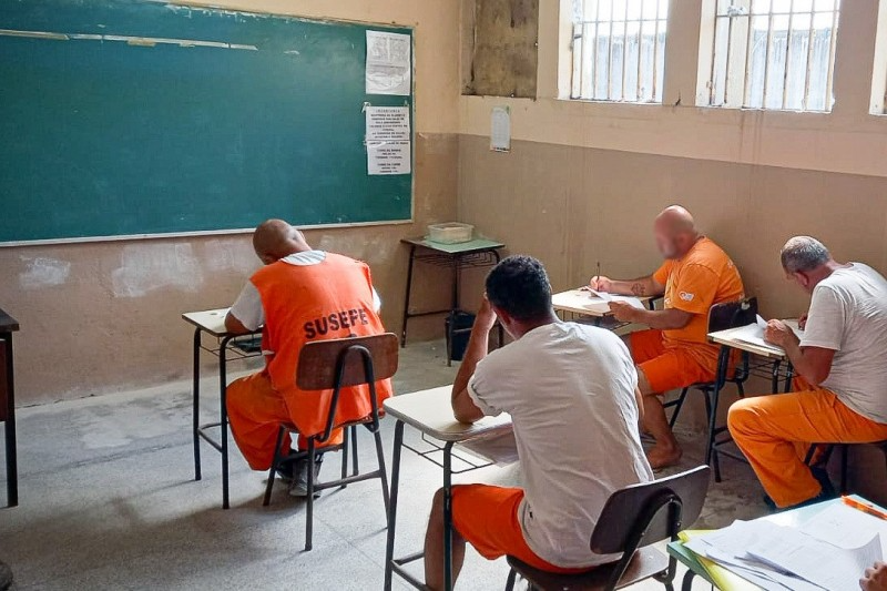 Sala de aula de ciências com ferramentas na mesa