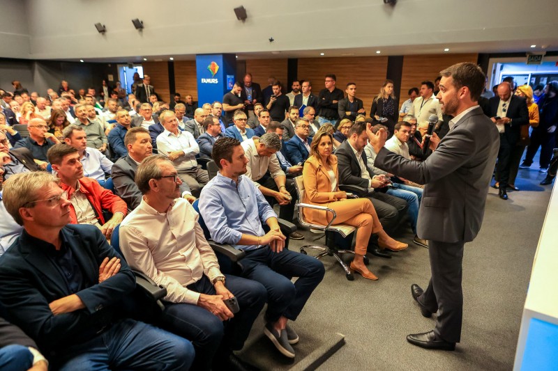 Leite participa de almoço na Fiergs e defende projeto que eleva o ICMS