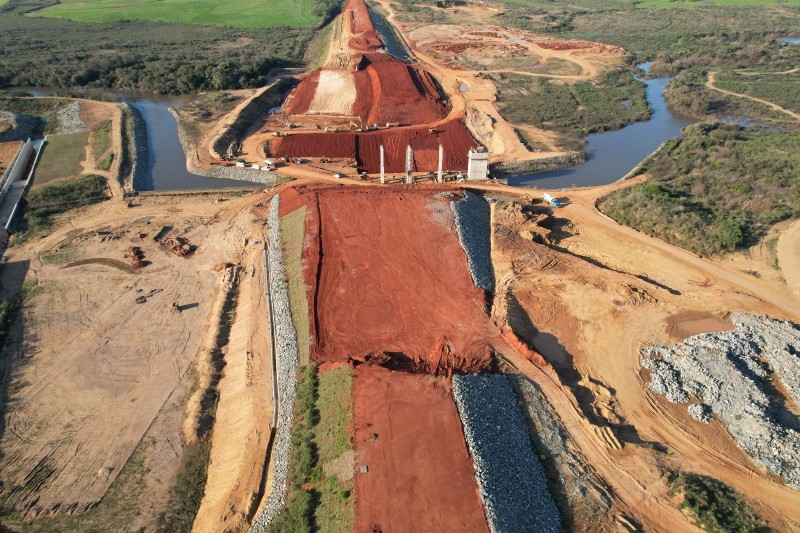 Em 2023, foi concluída a fundação na barragem de Jaguari, permitindo a finalização da fase do aterro -Foto: Divulgação SOP