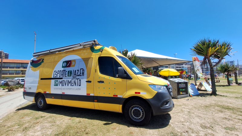 Imagem da Secretaria de Esporte e Lazer, do programa Esporte e Lazer em Movimento, estacionada em uma praia do litoral gaúcho.