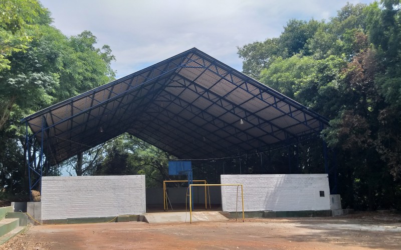 O entorno e as estruturas metálicas do pátio coberto do Buriti, no bairro Santo Ângelo, foram recuperados