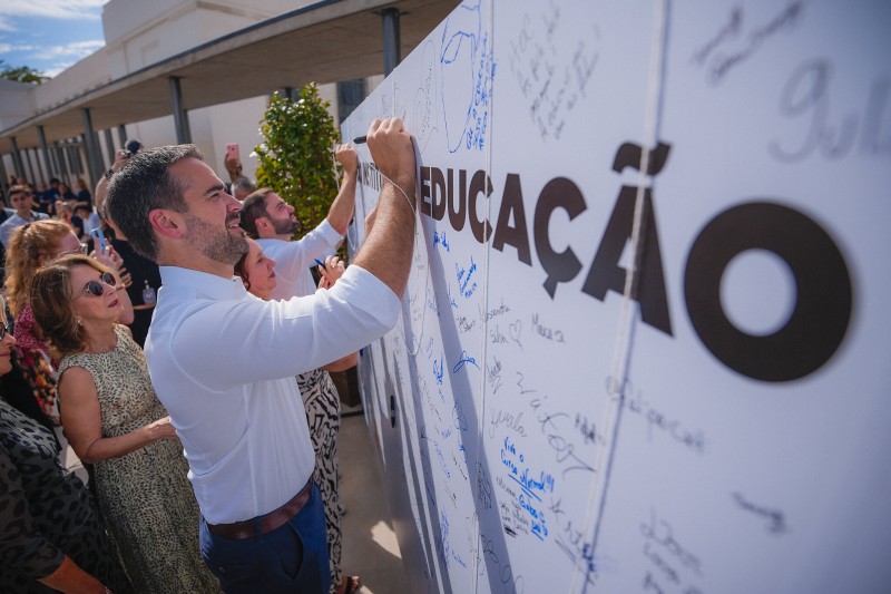 Governador também deixou uma mensagem no mural comemorativo instalado na escola -Foto: Joel Vargas/Ascom GVG