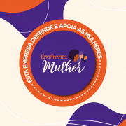 Card com detalhes coloridos e com a logomarca do selo EmFrente, Mulher ao centro, dentro de um círculo no qual está escrito em sua borda superior: Esta empresa defende e apoia as mulheres.
