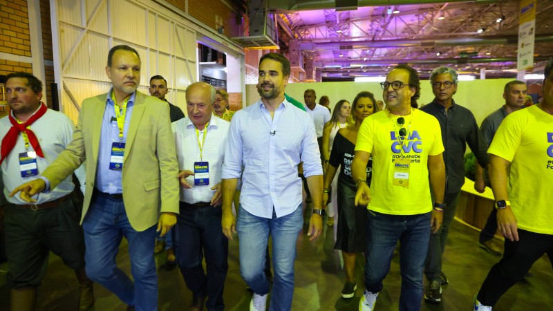 Leite, acompanhado do secretário de Turismo em exercício, Luiz Fernando Rodriguez Júnior, caminhou pelos estandes e conversou com expositores