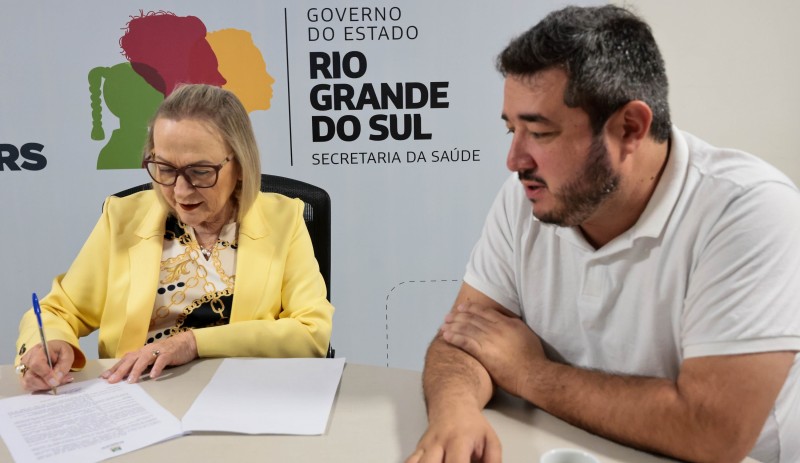 A secretária da Saúde assinou a portaria ao lado do prefeito municipal -Foto: Itamar Aguiar/Ascom SES