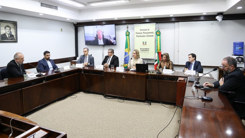 PORTO ALEGRE, RS, 04/04/2024: Comissão de Finanças, Planejamento, Fiscalização e Controle, presidida pela deputada Patrícia Alba (MDB). Audiência Pública realizada na manhã desta quinta-feira na sala Alberto Pasqualini, no 4º andar do Palácio Farroupilha. Fotos: Lucas Kloss / ALRS